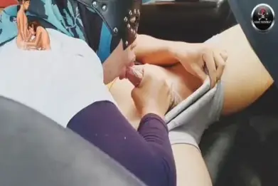 Tante Montok Ngemut Kontol di Mobil Sampai Crot Mulut